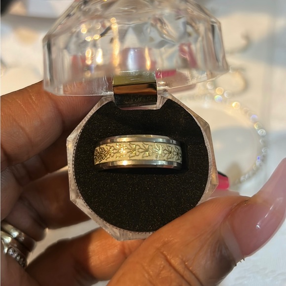 NWT Tahari Handbag & Wristlet Wallet . Spiked Boots Ring,Bagcharm,neckla… - Picture 9 of 15